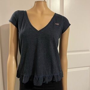 Super cute Hollister split back shirt, only worn a few times.
